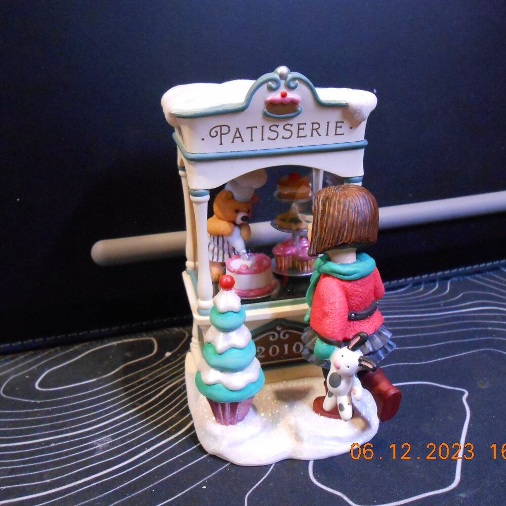 Hallmark Keepsake Christmas Window Shoping 2010